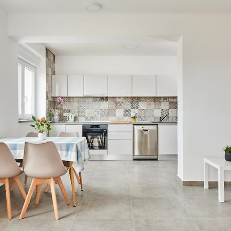 אומאג Apartmani Ivana מראה חיצוני תמונה