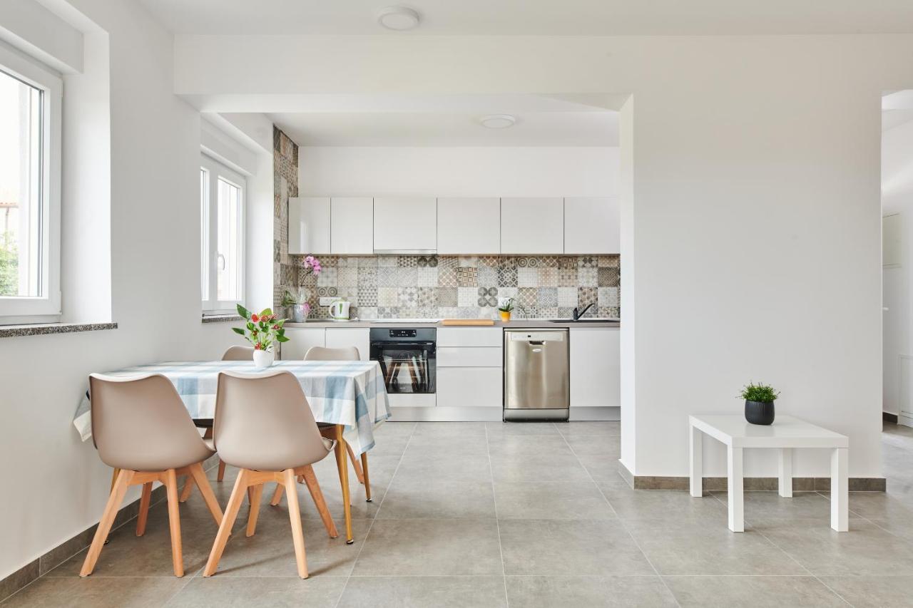 אומאג Apartmani Ivana מראה חיצוני תמונה